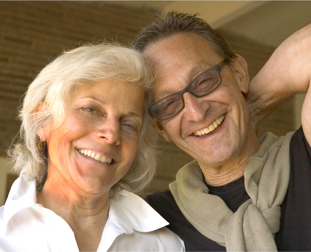 Pareja de adultos mayores riendo juntos
