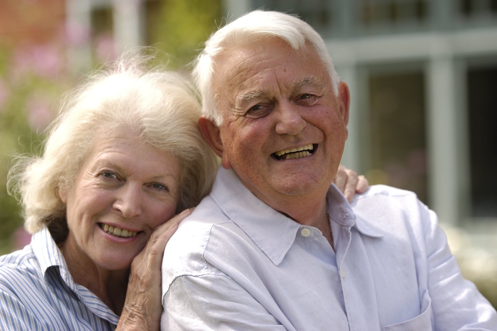 Pareja de adultos mayores sonriendo juntos